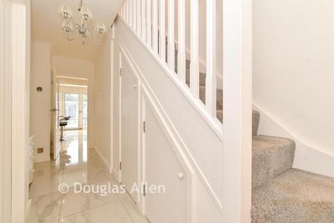 4 bedroom chalet for sale, Hunts Mead, Billericay, Essex
