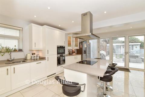 4 bedroom chalet for sale, Hunts Mead, Billericay, Essex