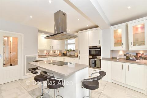 4 bedroom chalet for sale, Hunts Mead, Billericay CM12