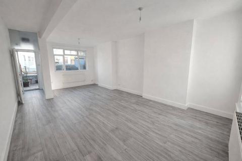 3 bedroom terraced house to rent, Inglis Road, Hampshire PO5