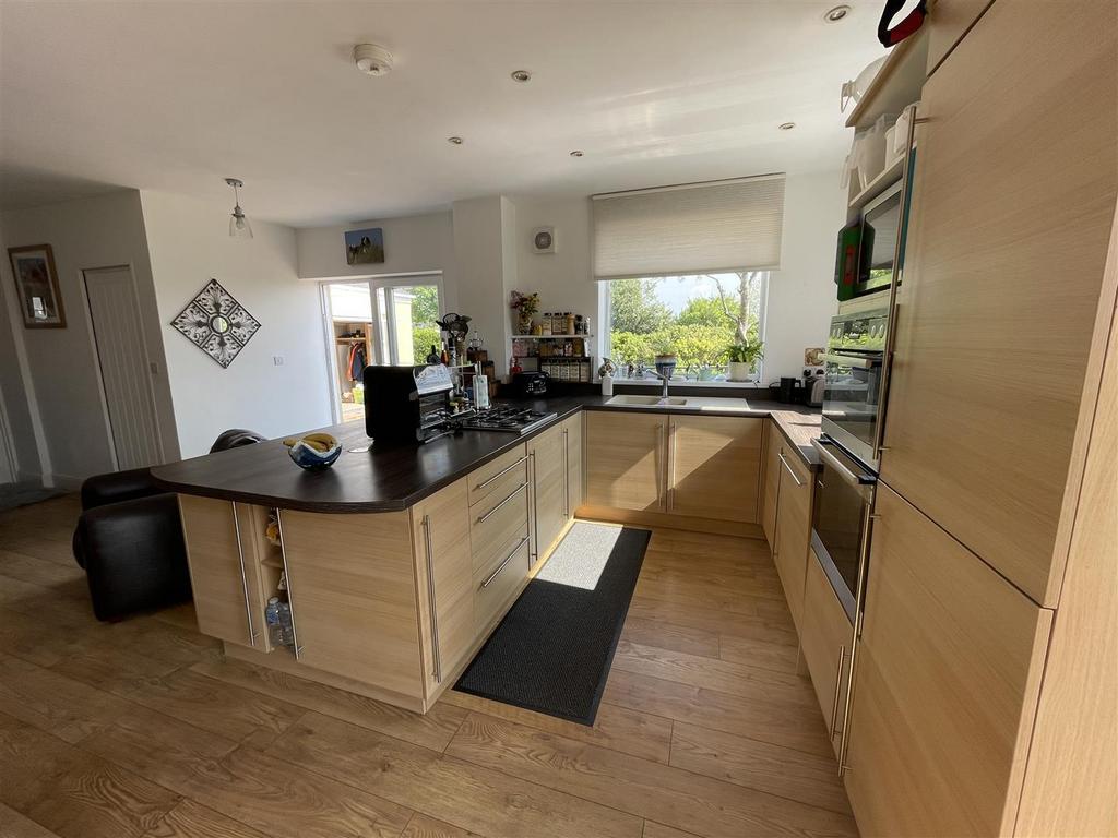 Open Plan Kitchen/Diner/Lounge: