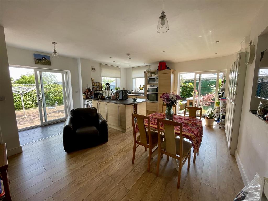 Open Plan Kitchen/Diner/Lounge: