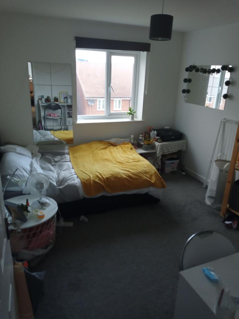 Bright, cosy bedroom with a comfortable double ...