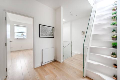 3 bedroom flat to rent, Queens Gate, South Kensington, London, SW7