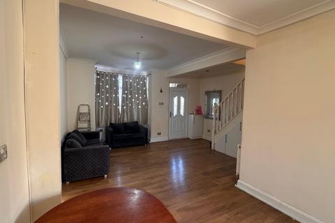 3 bedroom terraced house to rent, Southall, UB2