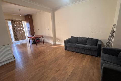 3 bedroom terraced house to rent, Southall, UB2