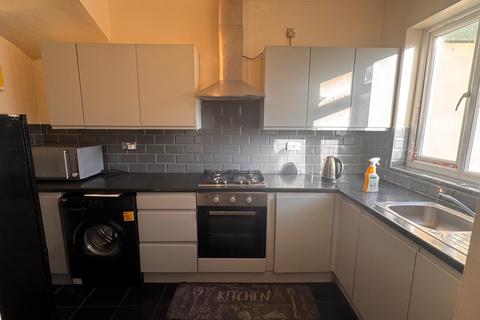3 bedroom terraced house to rent, Southall, UB2