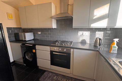 3 bedroom terraced house to rent, Southall, UB2