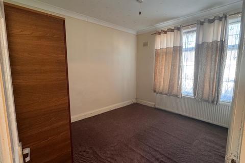 3 bedroom terraced house to rent, Southall, UB2