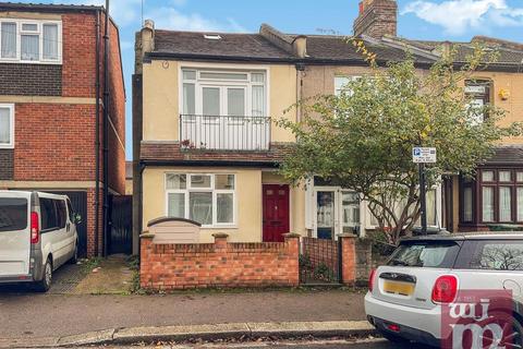 3 bedroom end of terrace house to rent, Haig Road West, Plaistow, E13