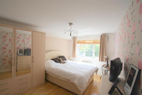 2 bedroom apartment for sale, Scotney Gardens, Maidstone ME16