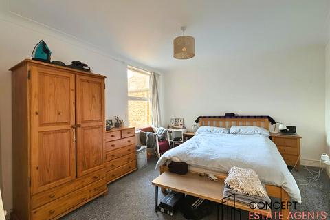 3 bedroom apartment to rent, Tooting Bec Road, Tooting Bec, SW17
