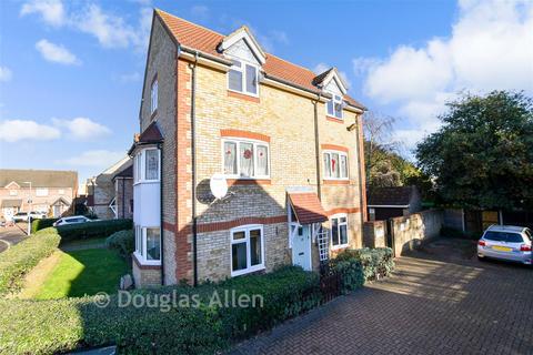 2 bedroom ground floor flat for sale, Hampstead Gardens, Chadwell Heath RM6