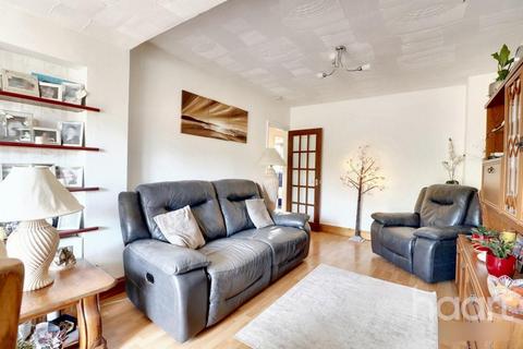 3 bedroom semi-detached bungalow to rent, Jubilee Avenue, Romford, RM7