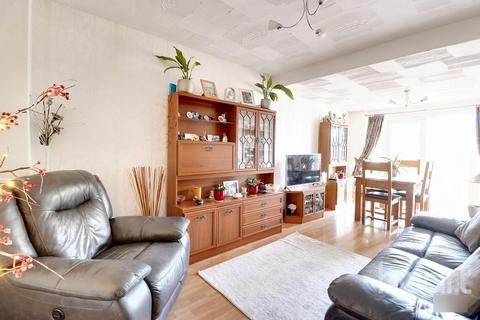 3 bedroom semi-detached bungalow to rent, Jubilee Avenue, Romford, RM7
