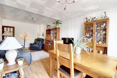 3 bedroom semi-detached bungalow to rent, Jubilee Avenue, Romford, RM7