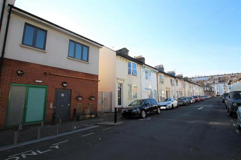2 bedroom flat to rent, Edinburgh Road, Brighton