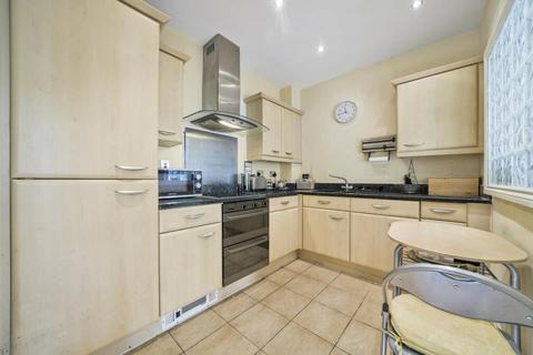 2 bedroom flat for sale, Mayfair Court, Edgware HA8