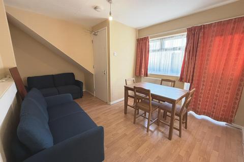 4 bedroom house to rent, Travellers Lane, Hatfield AL10