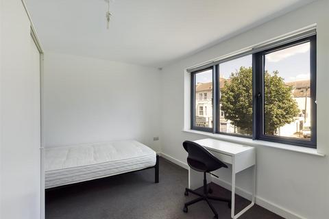 2 bedroom flat to rent, Edinburgh Road, Brighton