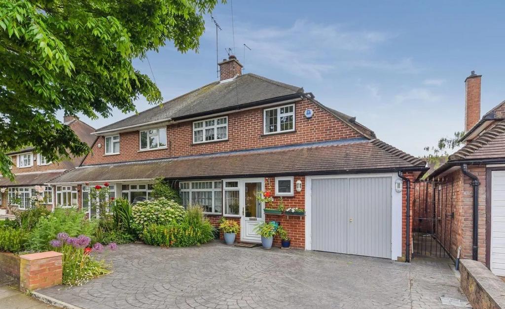 3 bed semi-detached house to rent Cedar Avenue, S