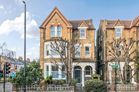2 bedroom flat for sale, Cavendish Road, London, SW12