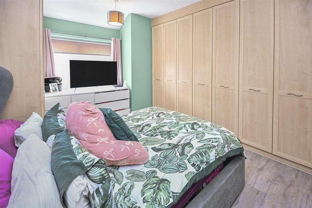 164 The Avenue Bedroom 1 (1).jpg