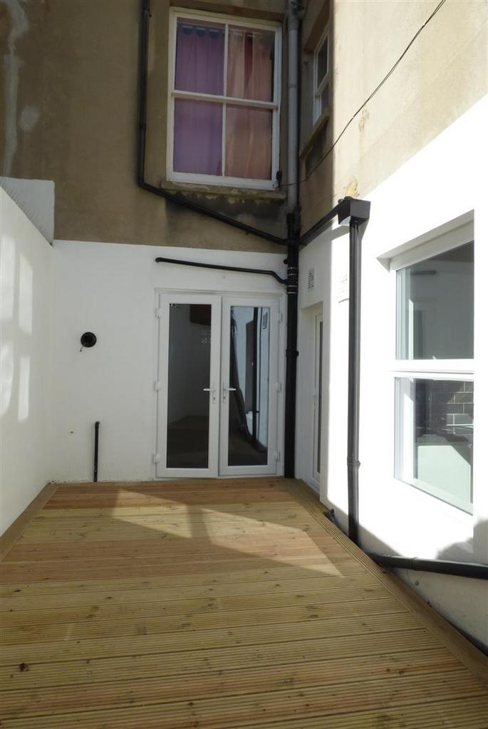 LGF 98 LP - Patio (2).JPG