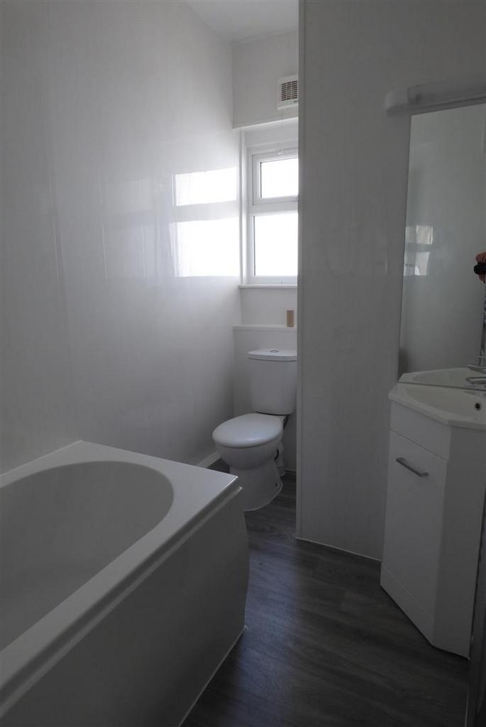 LGF 98 LP - Bathroom (1).JPG