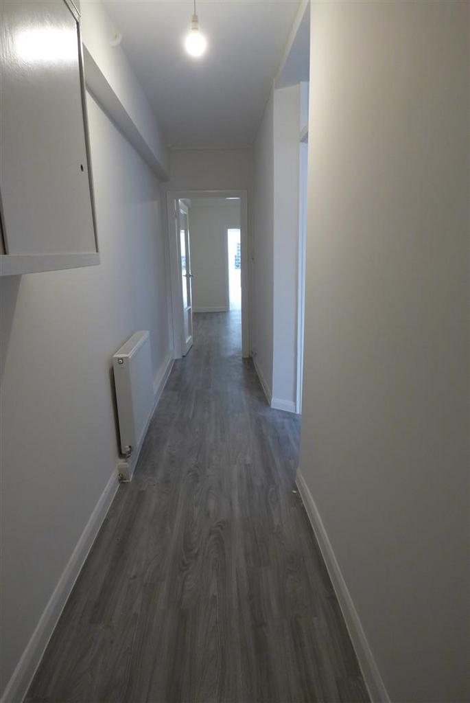 LGF 98 LP - Hallway (1).JPG