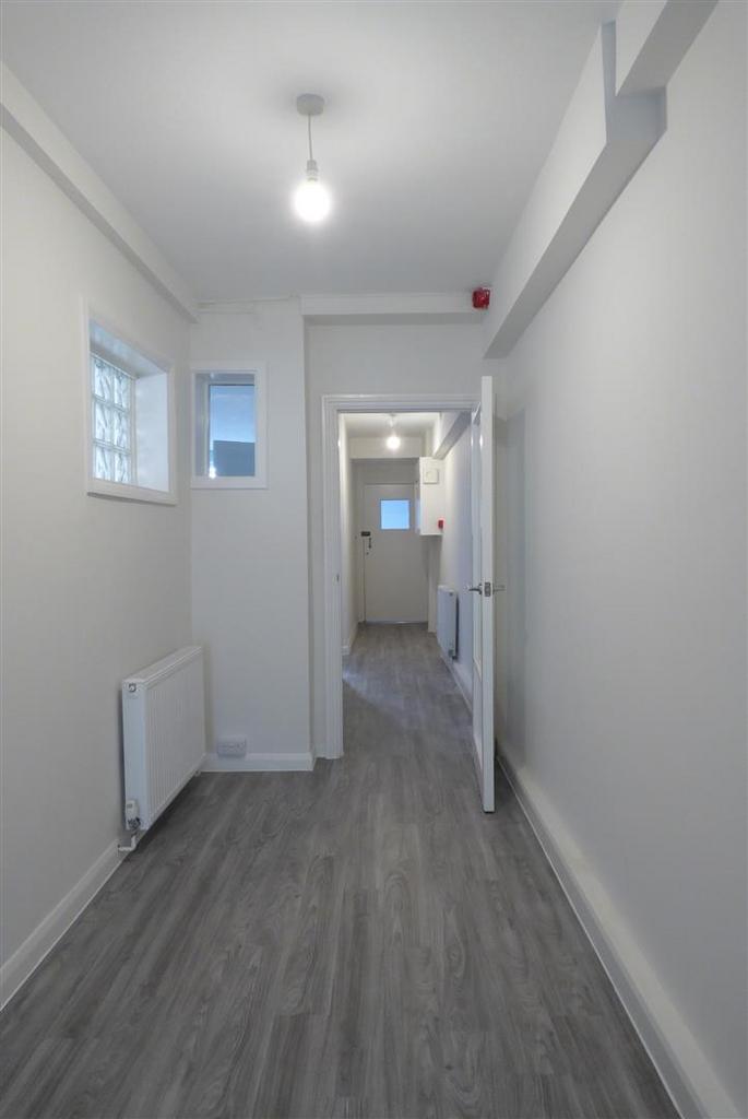 LGF 98 LP - Hallway (2).JPG
