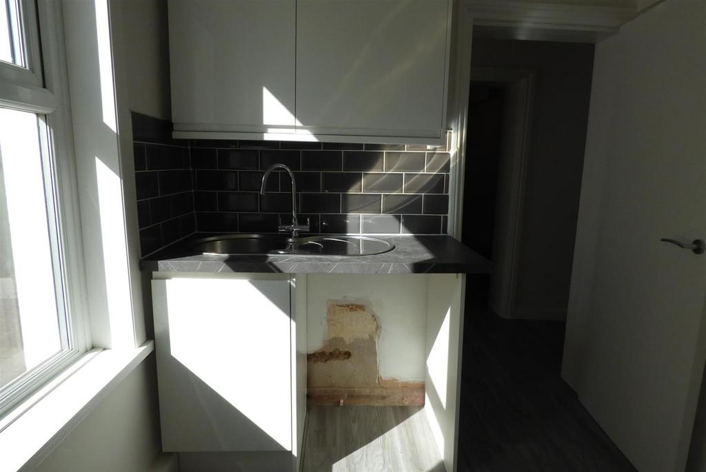 LGF 98 LP - Kitchen (2).JPG