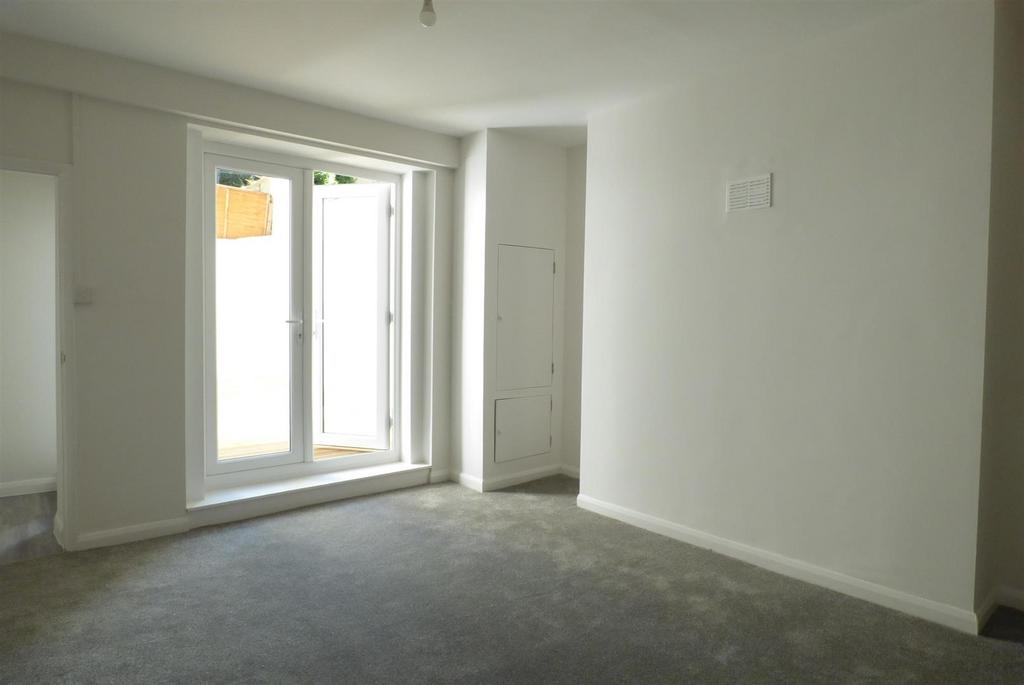 LGF 98 LP - Bedroom (2).JPG