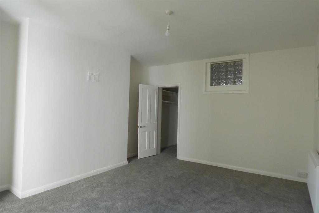 LGF 98 LP - Bedroom (1).JPG