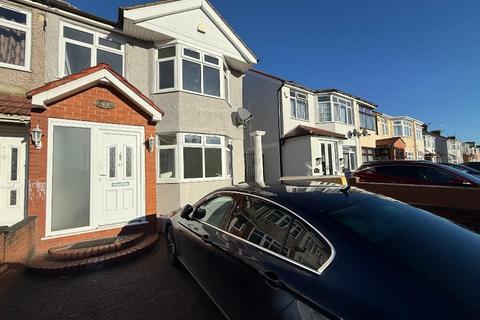 4 bedroom semi-detached house to rent, Rosemary Avenue, Hounslow TW4