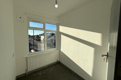 4 bedroom semi-detached house to rent, Rosemary Avenue, Hounslow TW4