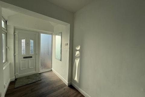 4 bedroom semi-detached house to rent, Rosemary Avenue, Hounslow TW4