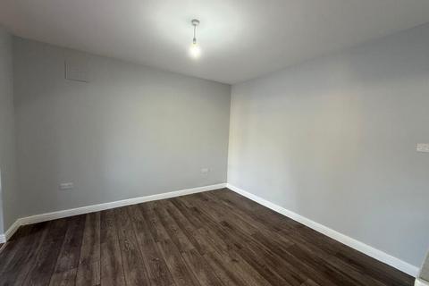 4 bedroom semi-detached house to rent, Rosemary Avenue, Hounslow TW4