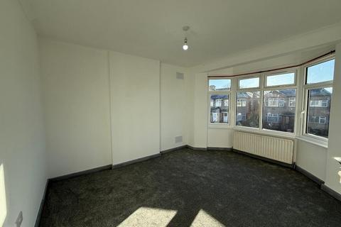 4 bedroom semi-detached house to rent, Rosemary Avenue, Hounslow TW4