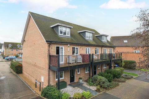 4 bedroom semi-detached house for sale, Alderbank Drive, Surrey GU7
