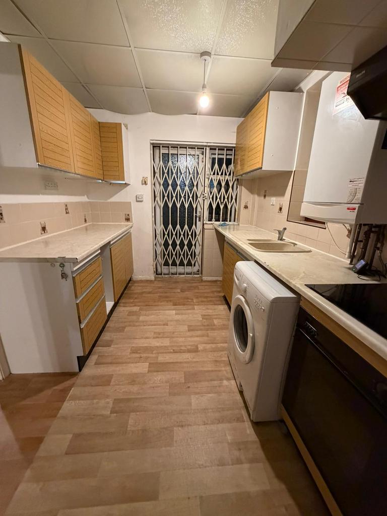 3 bed semi-detached house to rent Harvest Road, F