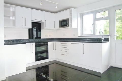 3 bedroom bungalow to rent, Redhatch Drive, Reading RG6