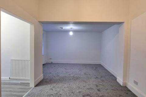 2 bedroom flat to rent, Whitehall Road, Gateshead NE8