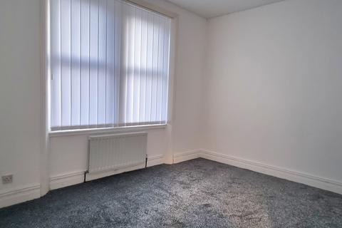 2 bedroom flat to rent, Whitehall Road, Gateshead NE8
