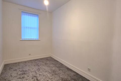 2 bedroom flat to rent, Whitehall Road, Gateshead NE8