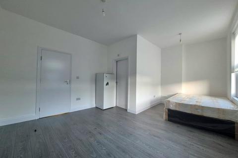 Studio to rent, Myddleton Road, N22