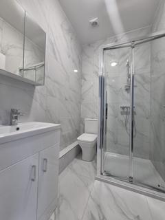Studio to rent, Myddleton Road, N22