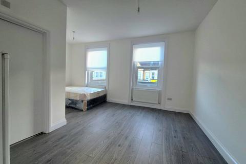 Studio to rent, Myddleton Road, N22