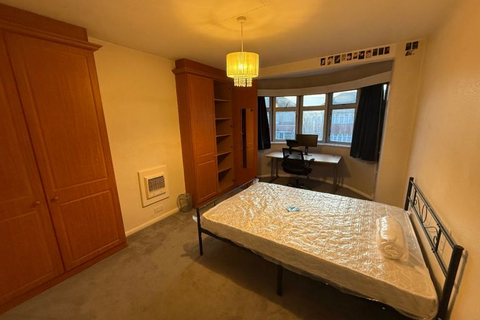 1 bedroom in a house share to rent, Torquay Gardens, Ilford IG4