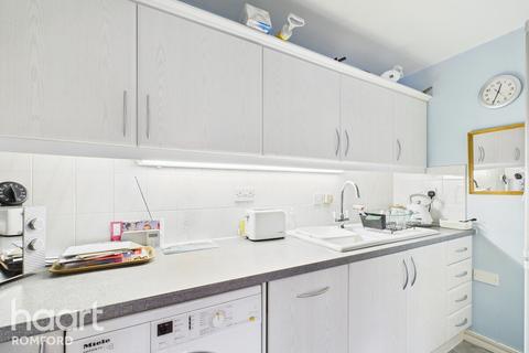 2 bedroom retirement property for sale, Frazer Close, Romford, RM1 2DE